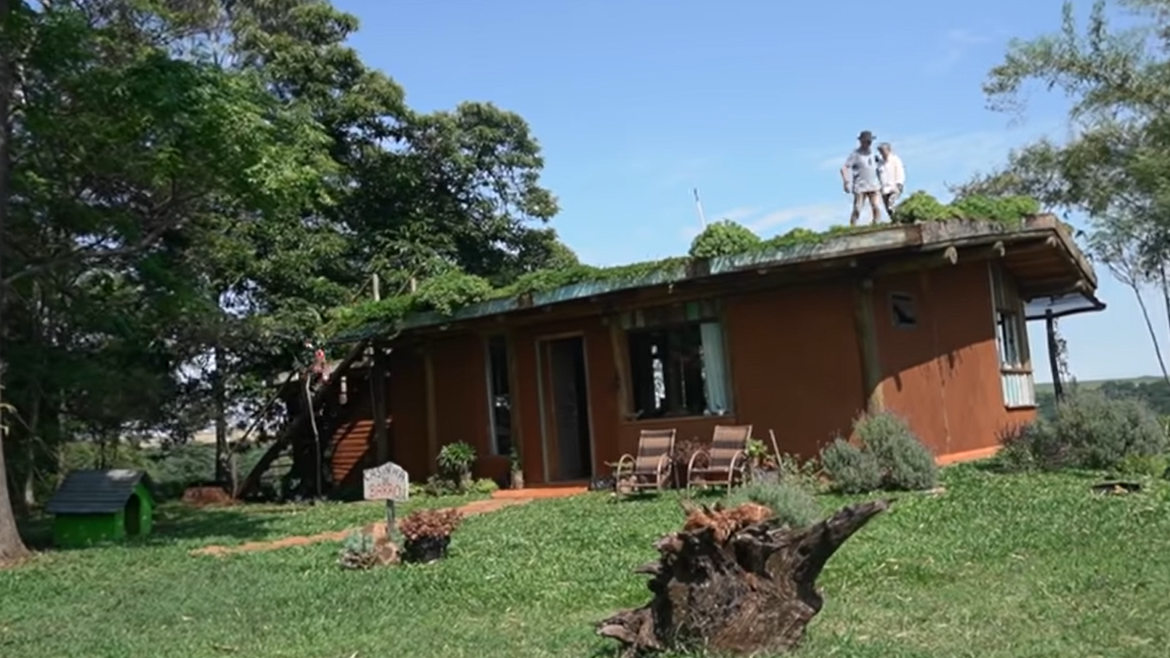 Casa de barro. Fonte: canal do YouTube 'Expandindo Mundos com Luciano e Gustavo'.